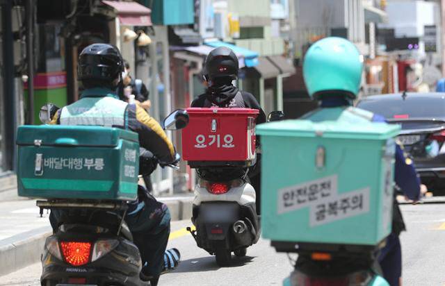 서울 의 한 도심에서 라이더들이 상품을 배달하고 있다. (사진=뉴스1)