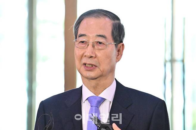 [이데일리 방인권 기자] 헌법재판소에서 탄핵소추안이 기각되면서 직무에 복귀한 한덕수 국무총리가 24일 오전 서울 종로구 정부서울청사로 직무복귀 하며 취재진에 입장을 밝히고 있다.