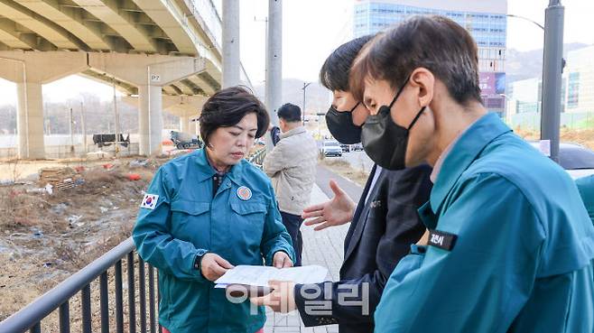 신계용 과천시장이 지난 3월 26일 지식정보타운 내 주요 현안을 점검하고 있다. 신 시장은 신도시 민원을 직접 체감하기 위해 지난달 거주지를 지정타로 옮겼다.(사진=과천시)