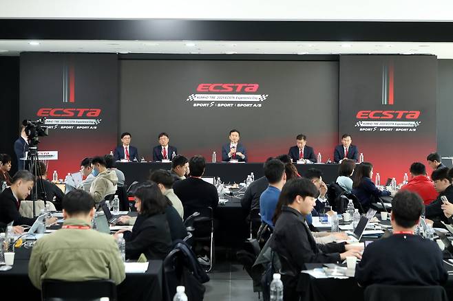 금호타이어가&nbsp;15일 용인&nbsp;AMG&nbsp;스피드웨이에서&nbsp;ECSTA Experience Day&nbsp;행사를 개최했다.&nbsp;(왼쪽부터)&nbsp;금호타이어 연구개발본부장 김영진 전무,&nbsp;경영기획본부장 임완주 전무, 대표이사 정일택 사장,&nbsp;영업총괄 임승빈 부사장, G.마케팅담당 윤민석 상무.