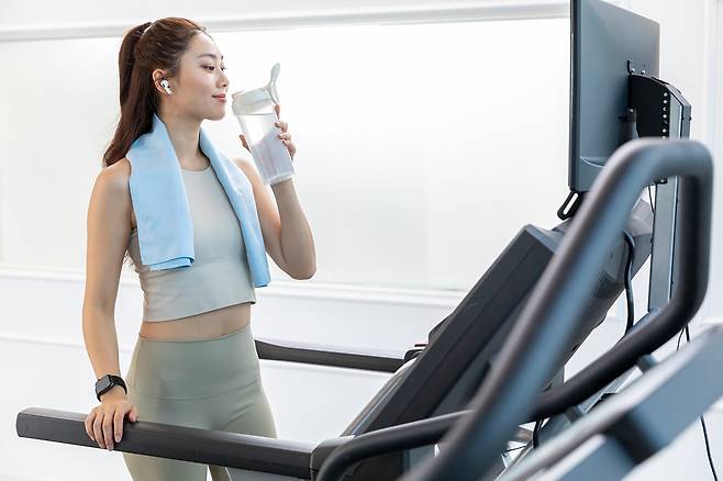 운동을 할 때 뭘 마셔야 건강을 챙길 수 있을까. 보통 사람이라면 물을 먹는 게 좋지만 격렬한 운동을 많이 했다면 초콜릿 우유가 신체 회복에 더 좋다. 음료를 마시는  시기와 양도 중요하다. [사진=클립아트코리아]