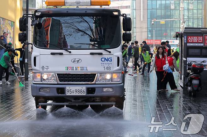 명동주민센터와 롯데백화점, 명동관광특구 상인회, 자원봉사자, 명동 복지회 관계자 등이 16일 오전 서울 중구 명동관광특구 일대에서 2025년 봄맞이 명동 거리 대청소를 하고 있다. 2025.4.16/뉴스1 ⓒ News1 박정호 기자
