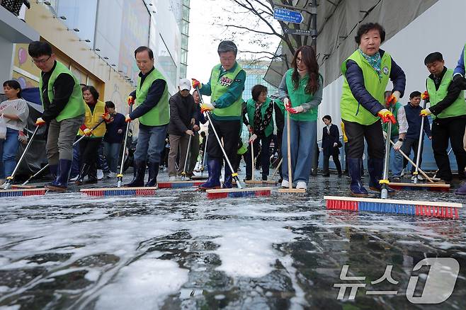 명동주민센터와 롯데백화점, 명동관광특구 상인회, 자원봉사자, 명동 복지회 관계자 등이 16일 오전 서울 중구 명동관광특구 일대에서 2025년 봄맞이 명동 거리 대청소를 하고 있다. 2025.4.16/뉴스1 ⓒ News1 박정호 기자