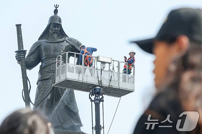 16일 오전 서울 종로구 광화문광장에서 서울시 관계자들이 봄을 맞아 이순신 장군 동상을 세척하고 있다. 2025.4.16/뉴스1 ⓒ News1 민경석 기자