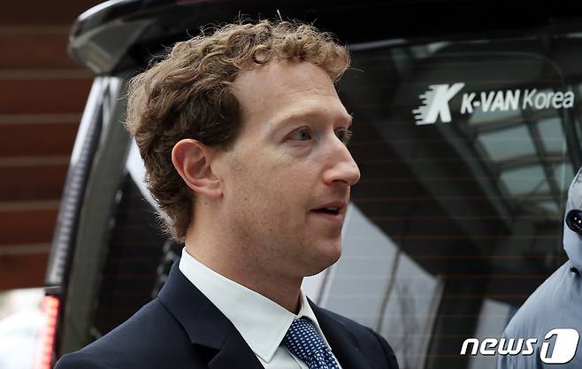 미국 플랫폼 기업 메타의 마크 저커버그 최고경영자(CEO)가 29일 오전 서울 강서구 서울김포비즈니스항공센터에서 방한 일정을 마친 뒤 출국하고 있다. 2024.2.29/뉴스1 ⓒ News1 김명섭 기자