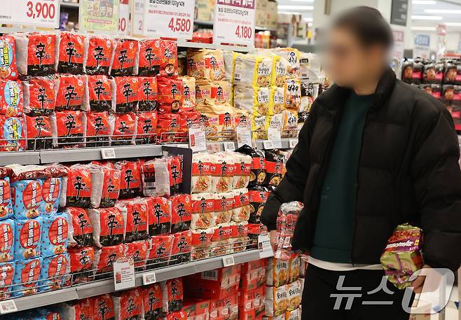 17일 서울 시내 한 대형마트에 진열된 신라면. 2025.3.17/뉴스1 ⓒ News1 허경 기자