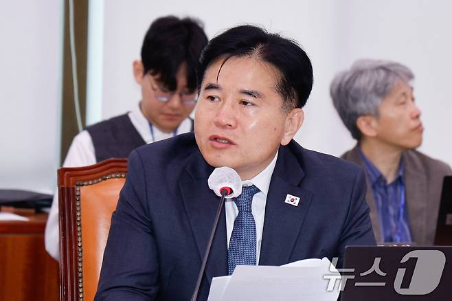 이병진 더불어민주당 의원이 10일 오전 서울 여의도 국회에서 열린 농림축산식품해양수산위원회 제424회국회(임시회) 제1차 전체회의에 출석해 산불 관련 현안질의를 하고 있다. 2025.4.10/뉴스1 ⓒ News1 안은나 기자