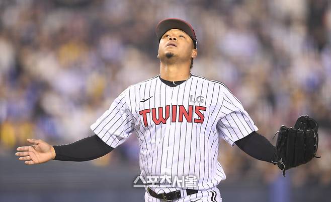 LG 선발투수 에르난데스가 15일 잠실야구장에서 열린 2025 KBO 리그 삼성과 경기 4회 투구 후 덕아웃으로 들어오며 세리머니를 하고 있다. 잠실 | 최승섭기자 thunder@sportsseoul.com