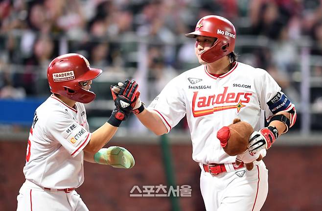 정준재(왼쪽)와 최정이 하이파이브를 하고 있다. 인천 | 박진업 기자 upandup@sportsseoul.com