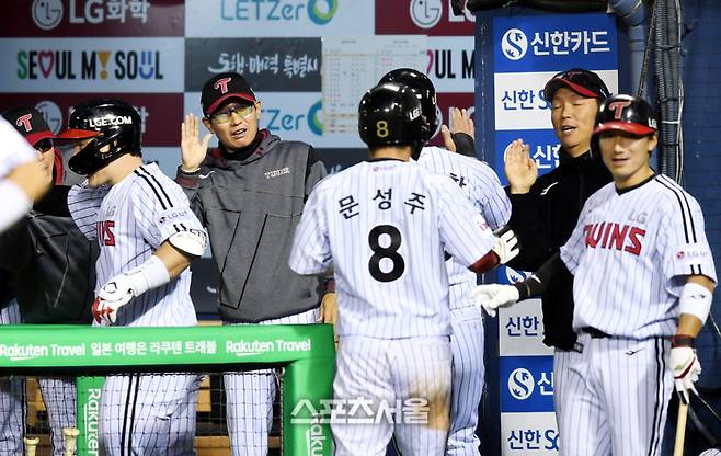 LG 염경엽 감독이 16일 잠실구장에서 열린 2025 KBO리그 삼성과 경기 5회말 무사1,2루 좌중월 홈런을 날린 박동원과 하이파이브를 하고 있다. 잠실 | 최승섭기자 thunder@sportsseoul.com