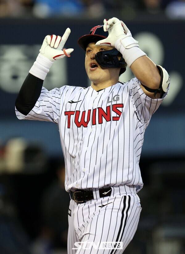 16일 서울 송파구 잠실야구장에서 열린 2025 KBO리그 삼성 라이온즈와 LG 트윈스의 경기, 2회말 2사 1루 LG 박동원이 홈런을 치고 홈에서 세리머니를 하고 있다. 사진┃뉴시스