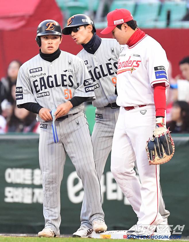 15일 인천 SSG랜더스필드에서 열린 KBO리그 SSG와 한화의 경기. 1회 1타점을 기록한 한화 문현빈. 인천=송정헌 기자songs@sportschosun.com/2025.04.15/