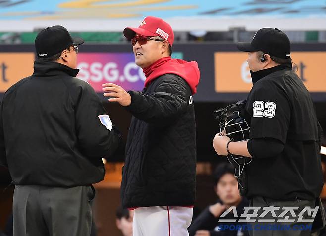 1회말 심판진에게 한화 폰세의 입김에 대해 잠시 어필하는 SSG 이숭용 감독.