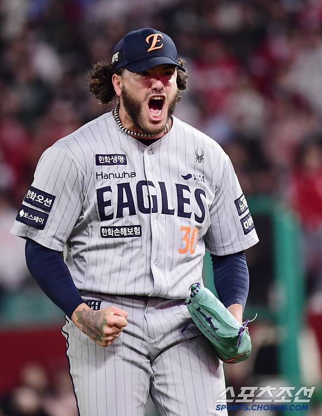 7회 투구를 마치고 포효하는 한화 폰세.