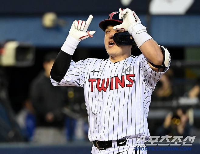 16일 잠실야구장에서 열린 삼성과 LG의 경기, 2회말 2사 1루 LG 박동원이 삼성 최원태에게 동점 2점홈런을 날린 후 기쁨을 만끽하고 있다. 잠실=허상욱 기자wook@sportschosun.com/2025.04.16/