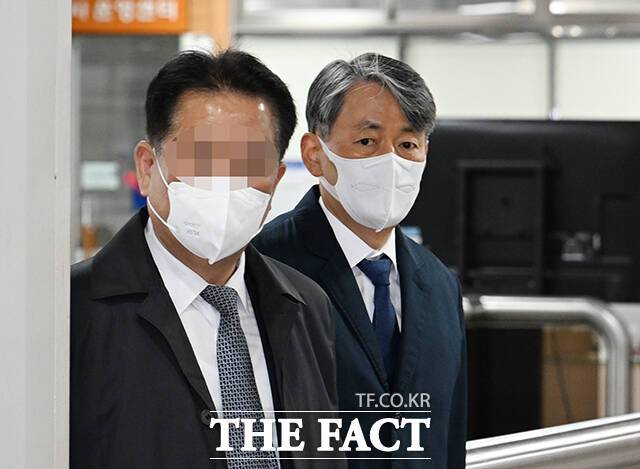 12·3 비상계엄 관련 경찰 지휘부 재판에 증인으로 출석한 구민회 국군방첩사령부 수사조정과장이 비상계엄 당시 국가수사본부에 체포 대상을 불러줬다고 증언했다. 조지호 경찰청장(오른쪽)이 지난달 31일 오전 서울 서초구 서울중앙지방법원에서 열린 공판에 출석하고 있다. /박헌우 기자