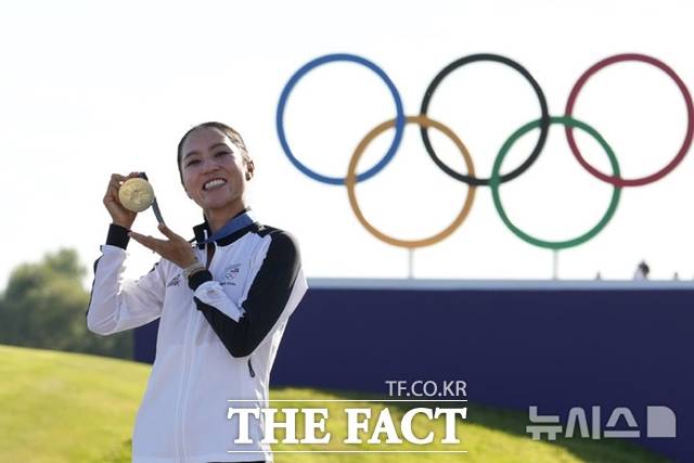 리디아 고가 파리올림픽 골프에서 우승한 뒤 금메달을 들고 포즈를 취하고 있다./AP.뉴시스