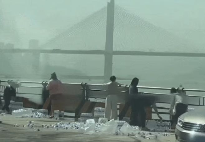 대량의 생수를 챙겨와 양쯔강에 쏟아붓는 중국인 무리가 잇따라 포착되고 있는 가운데, 이런 행동의 이유가 '미신' 때문으로 알려져 현지서도 논란이 일고 있다. 지무뉴스