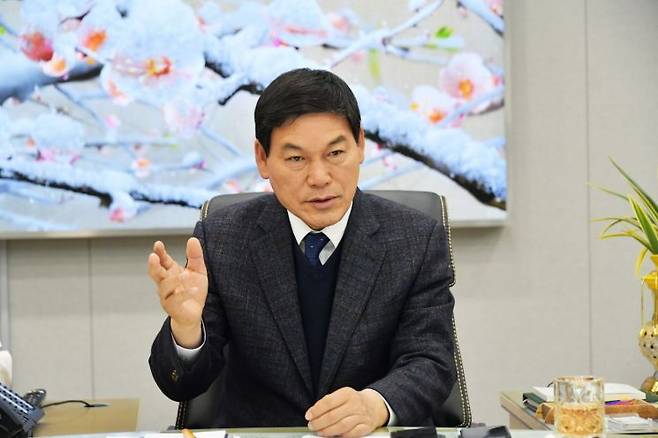정철원 담양군수가 16일 군수 집무실에서 가진 아시아경제와의 인터뷰에서 향후 군정 방향 및 포부를 밝히고 있다. 담양군 제공