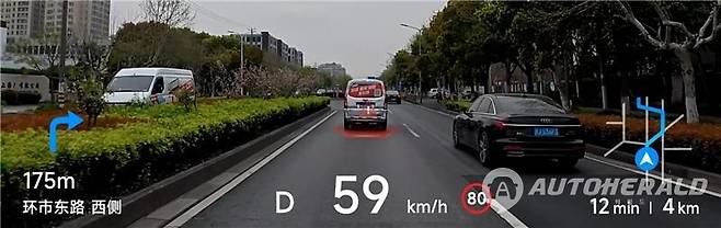 현대모비스가 상해모터쇼에서 선보일 중국 시장 특화 AR-HUD 전개 화면, 다양한 주행 정보를 차량 전면 유리창에 띄워 운전 보조 역할을 한다. (현대모비스)