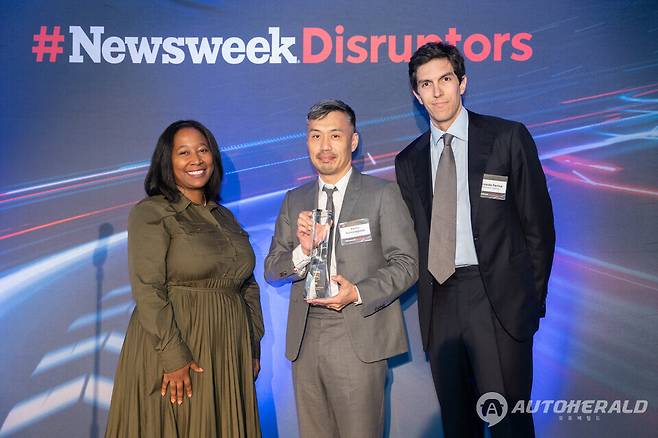 사진 왼쪽부터 뉴스위크 제니퍼 커닝햄(Jennifer Cunningham) 편집장, 기아 브랜드전략실장 카오루 쿠마세가와(Kaoru Kumasegawa) 상무, 오션클린업 리카르도 파리나(Riccardo Farina) 시니어 파트너십 매니저가 15일(화, 현지시간) 미국 뉴욕 세계무역센터에서 진행된 뉴스위크 '2025 세계 자동차산업의 위대한 파괴적 혁신가들(The World's Greatest Auto Disruptors 2025)' 시상식에서 기념 촬영을 하고 있는 모습. (기아)