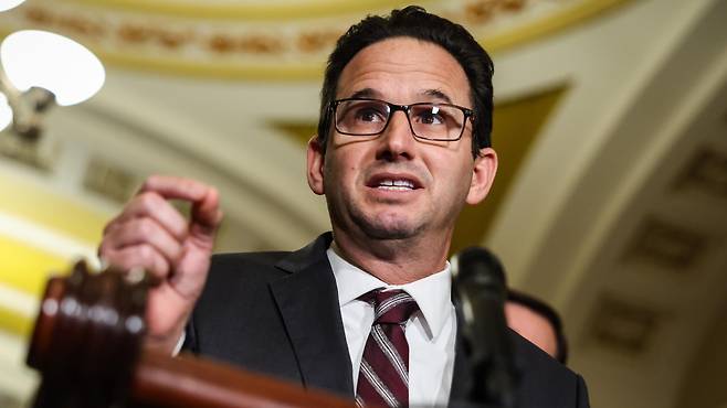 브라이언 샤츠 미국 민주당 상원의원 브라이언 샤츠는 한국과 중국, 일본 간 경제통상장관회의가 "충격적"이라고 말했다.