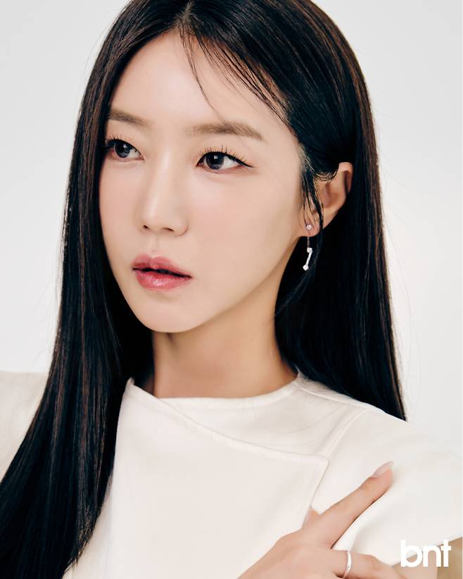 원피스는 딘트, 액세서리는 세인트메리 제품.