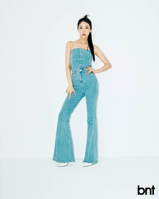 데님 점프슈트는 진바비, 액세서리는 세인트메리, 슈즈는 까두 제품.