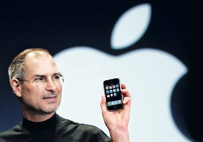 2007년 스티브 잡스가 처음 공개된 ‘아이폰’에 대한 설명을 하고 있다.