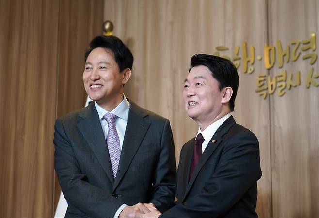 안철수 제21대 대통령 선거 국민의힘 경선 후보가 16일 서울 중구 서울시청에서 오세훈(왼쪽) 서울시장과 오찬회동을 마치고 기념촬영을 하고 있다./안철수 캠프 제공