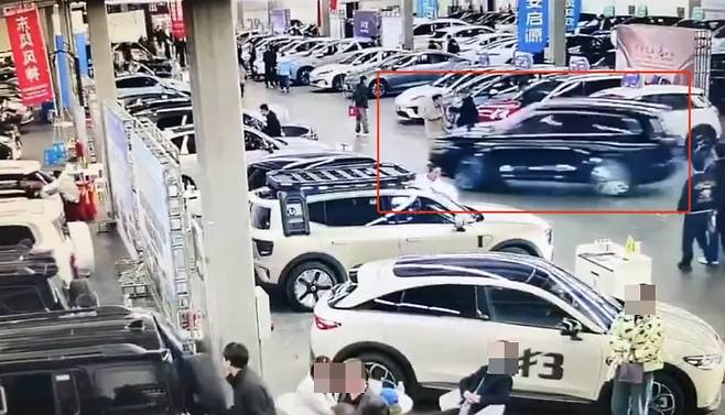 중국 모터쇼 전시장에서 전시 중이던 전기차가 돌진하면서 전시 차량 4대를 연달아 들이받는 사고가 발생했다. /틱톡