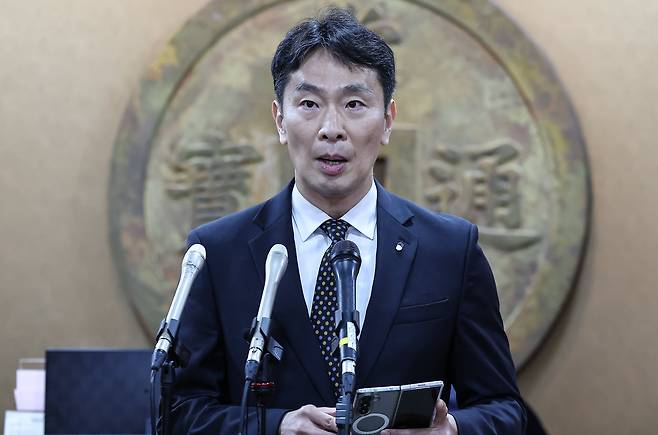 이복현 금융감독원장이 지난 10일 서울 영등포구 금융투자협회에서 열린 '금융감독원장-자산운용사 CEO 간담회'를 마치고 백브리핑을 하고 있다. /뉴스1