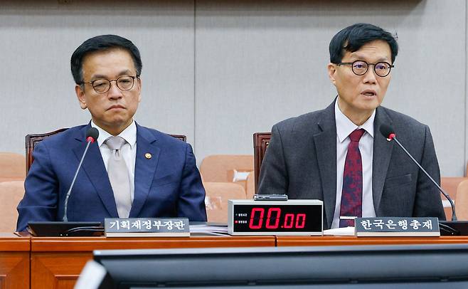 이창용 한국은행 총재(오른쪽)가 16일 오후 서울 여의도 국회 법제사법위원회에서 열린 최상목 경제부총리 겸 기획재정부 장관 탄핵소추사건 조사 청문회에 출석해 의원 질의에 답하고 있다. 왼쪽은 최 부총리. /뉴스1