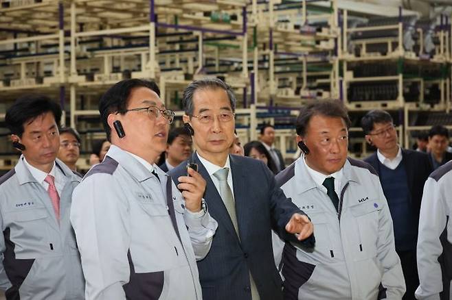 한덕수 대통령 권한대행 국무총리가 15일 광주 서구 기아오토랜드 광주공장에서 자동차산업 현장 시찰을 하고 있다. 앞 오른쪽은 최준영 기아 사장, 앞 왼쪽은 문재웅 기아 광주공장장(전무), 왼쪽 뒤는 이항수 현대차·기아 부사장 ⓒ국무총리실