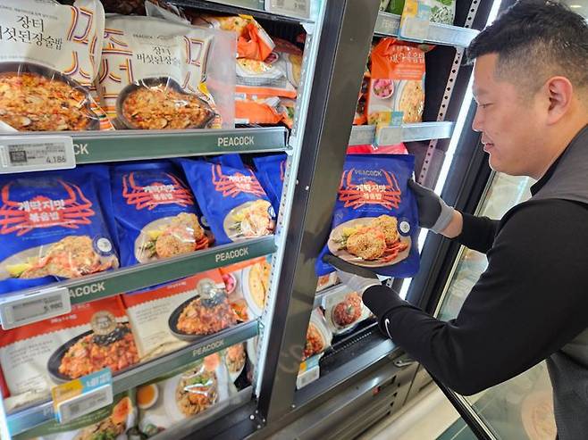 이마트 피코크X영덕붉은대게 콜라보 상품 매대.ⓒ이마트