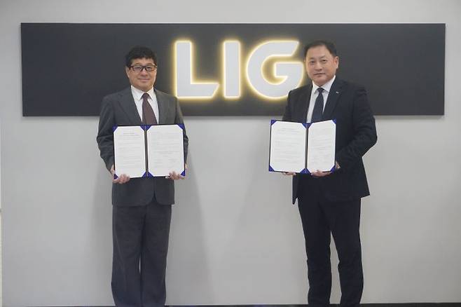 지난 15일 LIG넥스원 서울사무소에서 ‘국방 AI 및 무인체계 보안 기술 적용 협력을 위한 업무협약’을 체결한 최종진LIG넥스원 미래전장사업부문장(오른측)과 황수익 시큐리티플랫폼 대표이사가 기념사진을 촬영하고 있다.ⓒLIG넥스원