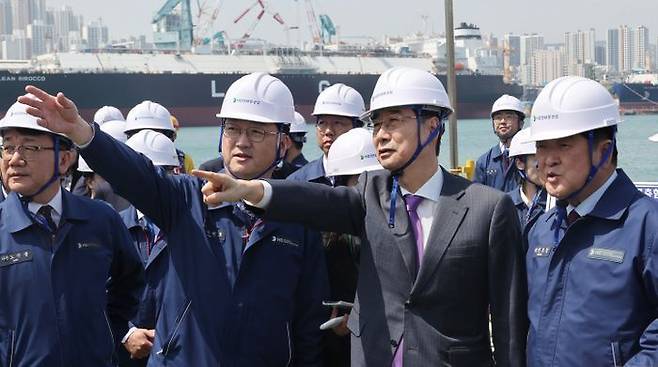 한덕수 대통령 권한대행 국무총리가 16일 HD현대중공업 울산 조선소에서 권오갑 회장과 정조대왕급 2번함 '다산정약용함'을 보고 있다. ⓒ뉴시스
