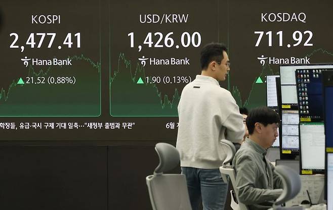 서울 중구 하나은행 딜링룸에서 딜러들이 업무를 보고 있다. 뉴시스ⓒ뉴시스