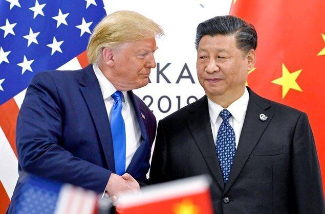 2019년 6월 일본 오사카에서 열린 주요20개국(G20) 정상회의에서 만난 도널드 트럼프(왼쪽) 미국 대통령과 시진핑 중국 국가주석이 악수를 하고 있다. ⓒ AP/연합뉴스
