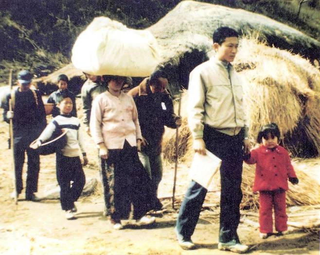 1960년대 강원 정선군에서 화전민들이 공무원 안내를 받아 도시로 이주하는 현장. 산림청 제공