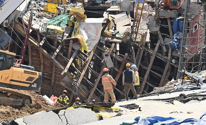 15일 경기도 광명시 신안산선 복선전철 붕괴 사고현장에서 구조대원 등 관계자들이 실종자 수색 작업을 하고 있다.   사고 발생 닷새째를 맞아 소방당국은 지하 수색을 위한 진입로 확보 작업과 붕괴 요인 제거 등 안전 조치를 진행한 뒤 구조대원 7명을 지하 공간으로 투입해 실종된 50대 근로자에 대한 수색을 재개했다. 2025.04.15. 뉴시스