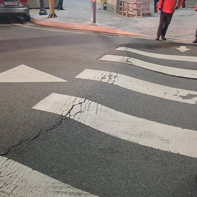 15일 땅 꺼짐이 발생한 인천 부평구 부평역 앞 건널목에 출입을 금지하는 펜스가 설치돼 있다. 인천시 제공