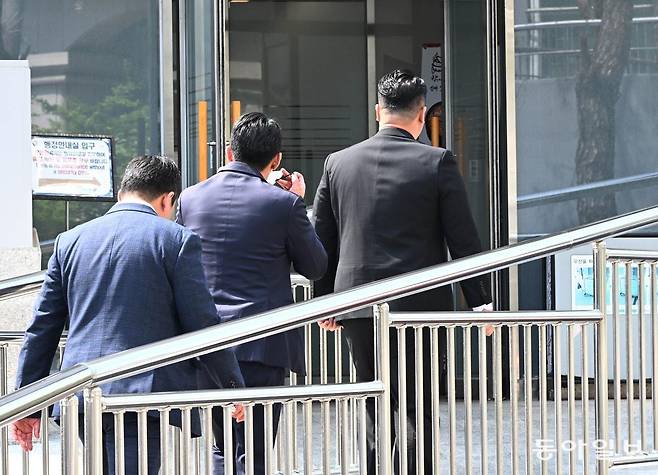 16일 경찰 비상계엄 특별수사단이 대통령실과 공관촌에 대한 압수수색에 나선 가운데 수사관들이 대통령실에 들어가고 있다. 경찰은 이날 오전 윤석열 전 대통령과 김성훈 대통령경호처 차장의 특수공무집행방해 등 혐의와 관련한 비화폰(보안폰) 서버, 경호처 사무실, 경호처장 공관 등에 대한 압수수색에 착수했다. 대통령실사진기자단