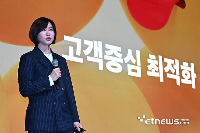 이은미 토스뱅크 대표가 16일 서울 여의도 페어몬트호텔에서 열린 2025 미디어데이에서 향후 3~5년 간의 중장기 전략을 발표하고 있다. 이 대표는 “고객 중심 최적화, 기술 내재화, 글로벌 확장을 통해 미래형 은행으로 나가고자 한다”고 밝혔다.  이동근기자 foto@etnews.com