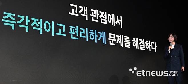 이은미 토스뱅크 대표가 16일 서울 여의도 페어몬트호텔에서 열린 2025 미디어데이에서 향후 3~5년 간의 중장기 전략을 발표하고 있다. 이 대표는 “고객 중심 최적화, 기술 내재화, 글로벌 확장을 통해 미래형 은행으로 나가고자 한다”고 밝혔다.  이동근기자 foto@etnews.com