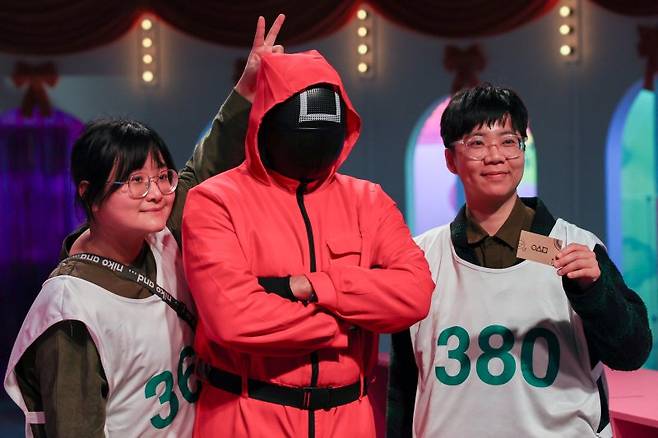 오징어게임, 사랑의불시착 같은 한국 콘텐츠들이 넷플릭스 시청시간을 기준으로 미국 콘텐츠에 이어 세계에서 두 번째로 인기가 많은 콘텐츠인 것으로 분석됐다. 1월 23일 대만 타이베이의 '오징어게임' 테마 전시회에서 입장객들이 기념 촬영을 하고 있다. 로이터 연합