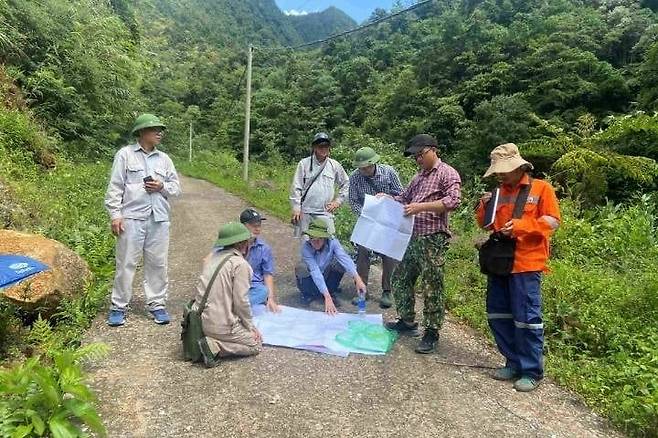 지질광물국의 연구팀은 잠재 광물 자원 지역을 구획하고 있다. 베트남 지질광물국
