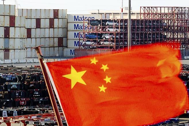 지난 15일 미국 캘리포니아주 오클랜드의 오클랜드 항구에서 중국 상품을 실어온 중국 선박에 중국 국기가 펄럭이고 있다. AP 뉴시스