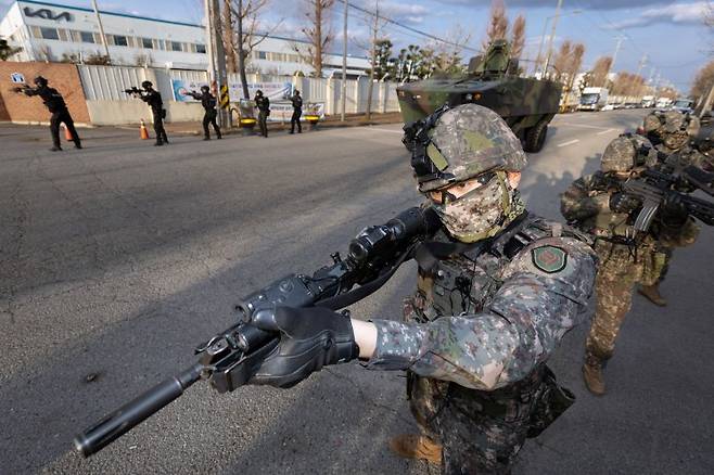 육군 제31보병사단 장병들이 군사 훈련을 실시하고 있다. 31사단 제공