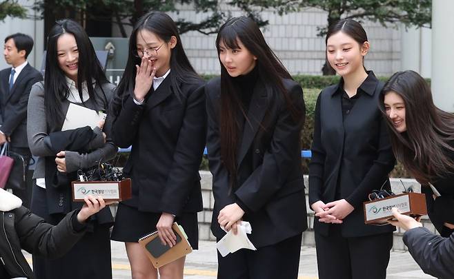 그룹 뉴진스(NJZ 하니, 민지, 혜인, 해린, 다니엘)가 지난달 7일 오후 서울 서초구 서울중앙지방법원에서 열린 '어도어, 뉴진스 상대 기획사 지위보전 및 광고계약 체결 등 금지 가처분' 심문기일을 마친 후 취재진의 질문에 답변하고 있다. /사진=뉴시스